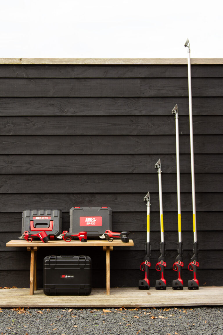 Battery-powered pruner, red/black