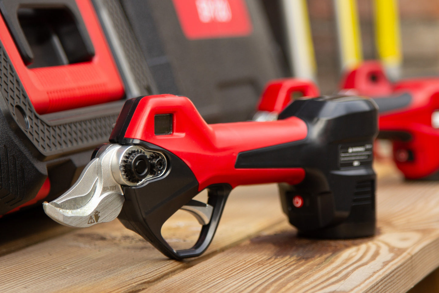 Battery-powered pruner, red/black